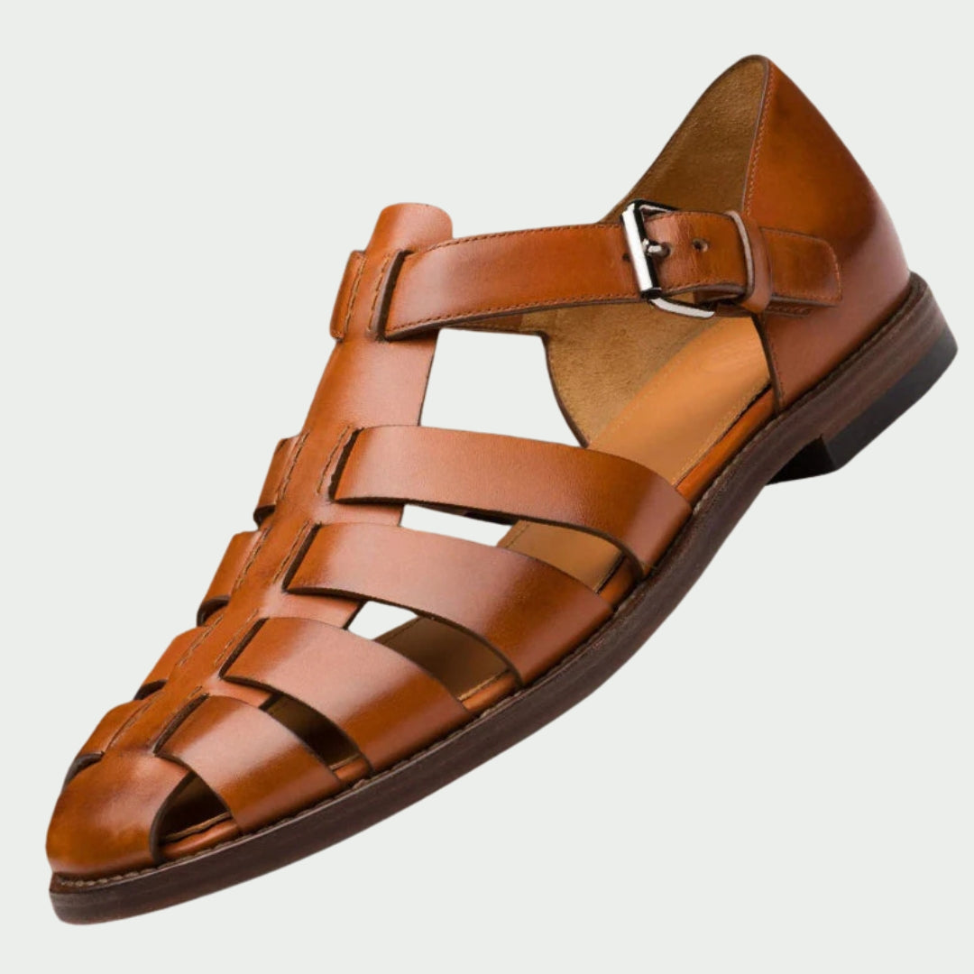 Eleganter brauner Herrenschuh im Gladiatoren-Sandalen-Stil mit verstellbarer Schnalle und robuster Sohle.