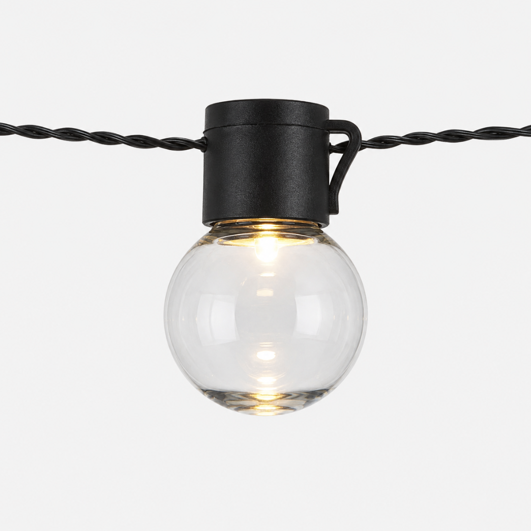Einzelne klare G40 LED-Glühbirne einer Lichterkette im Detail auf neutralem Hintergrund