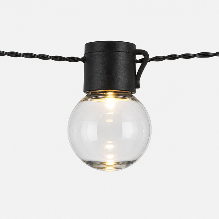 Einzelne klare G40 LED-Glühbirne einer Lichterkette im Detail auf neutralem Hintergrund