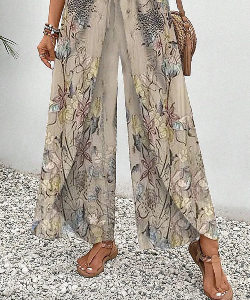 Aprikosenfarbene Damen Hose mit Blumenprint, Seitentaschen und bequemem Gummizugbund für den Sommer.