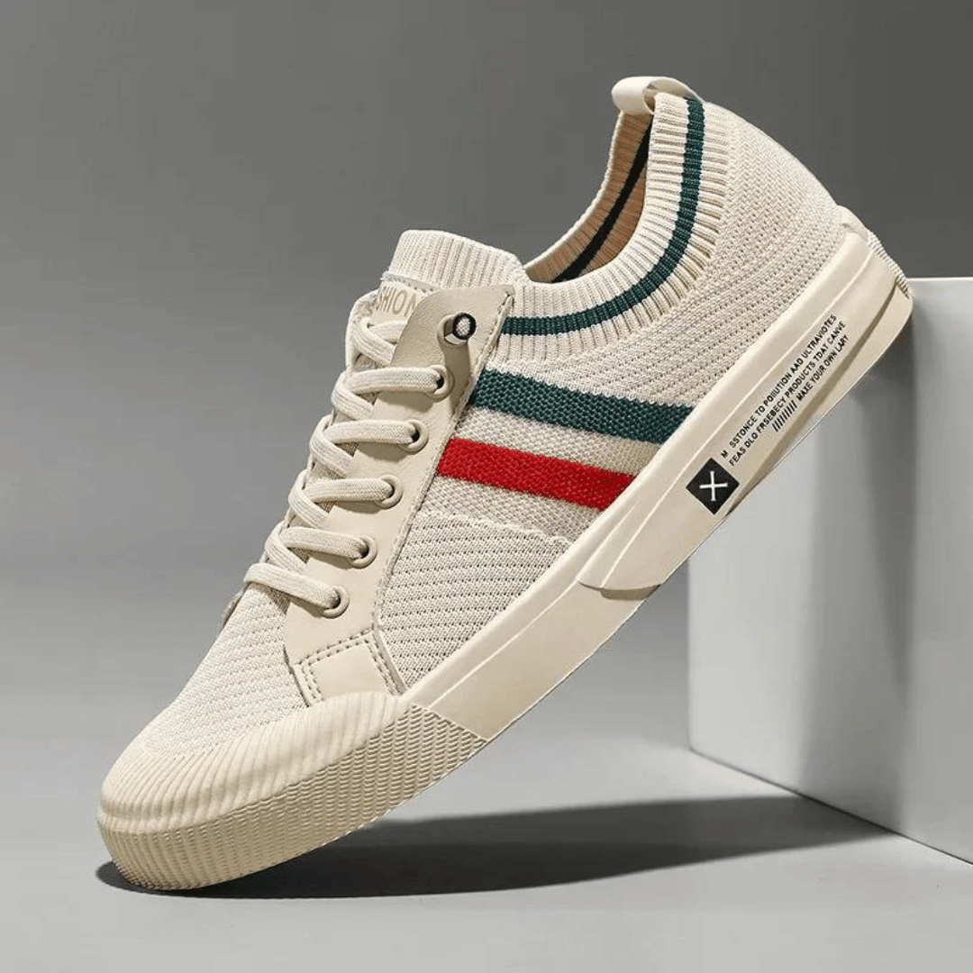 Beige Herren Laufschuhe mit dekorativen Streifen seitlich präsentiert