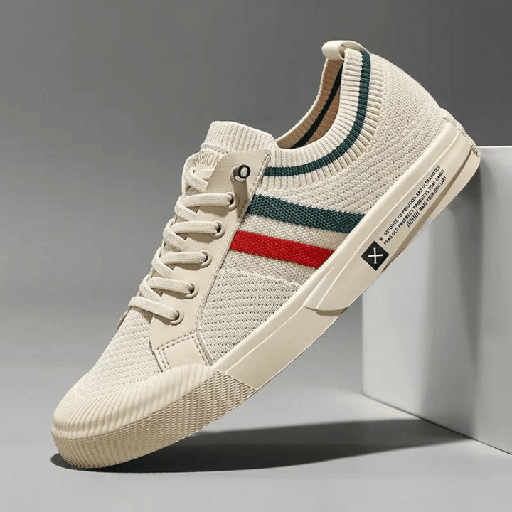 Beige Herren Laufschuhe mit dekorativen Streifen seitlich präsentiert