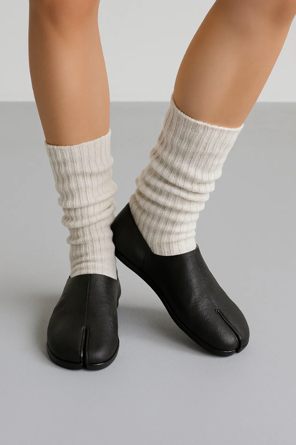 Modische Herren Tabi Slipper mit gespaltenen Zehen. Verstellbare Ferse für optimalen Komfort.