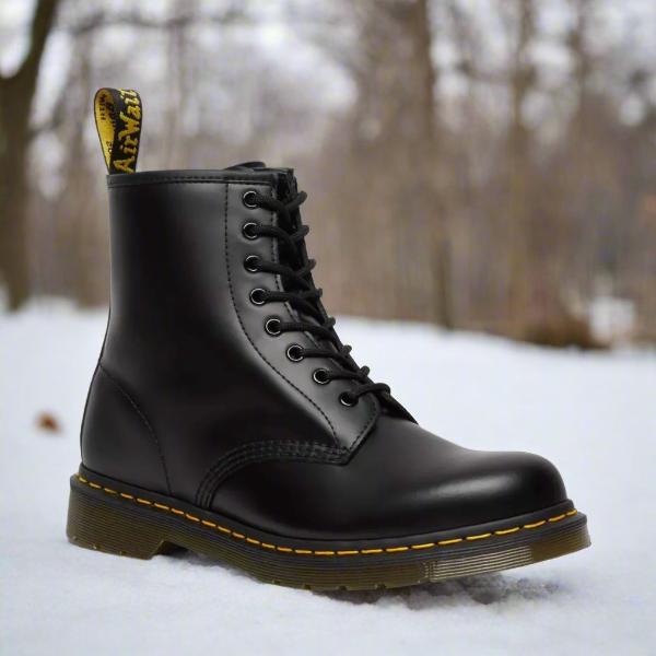 Seitenansicht von schwarzen Damen Schnürstiefeln im Winter