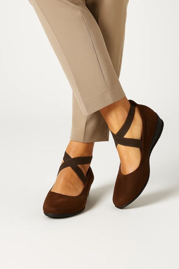 Komfortable Damen Sandalen mit atmungsaktiven Kreuzriemen. Orthopädisches Design für optimalen Halt & Bequemlichkeit.