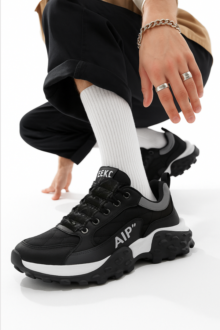 Herren orthopädische Sneaker in Schwarz getragen [[lstfy-media:1]]