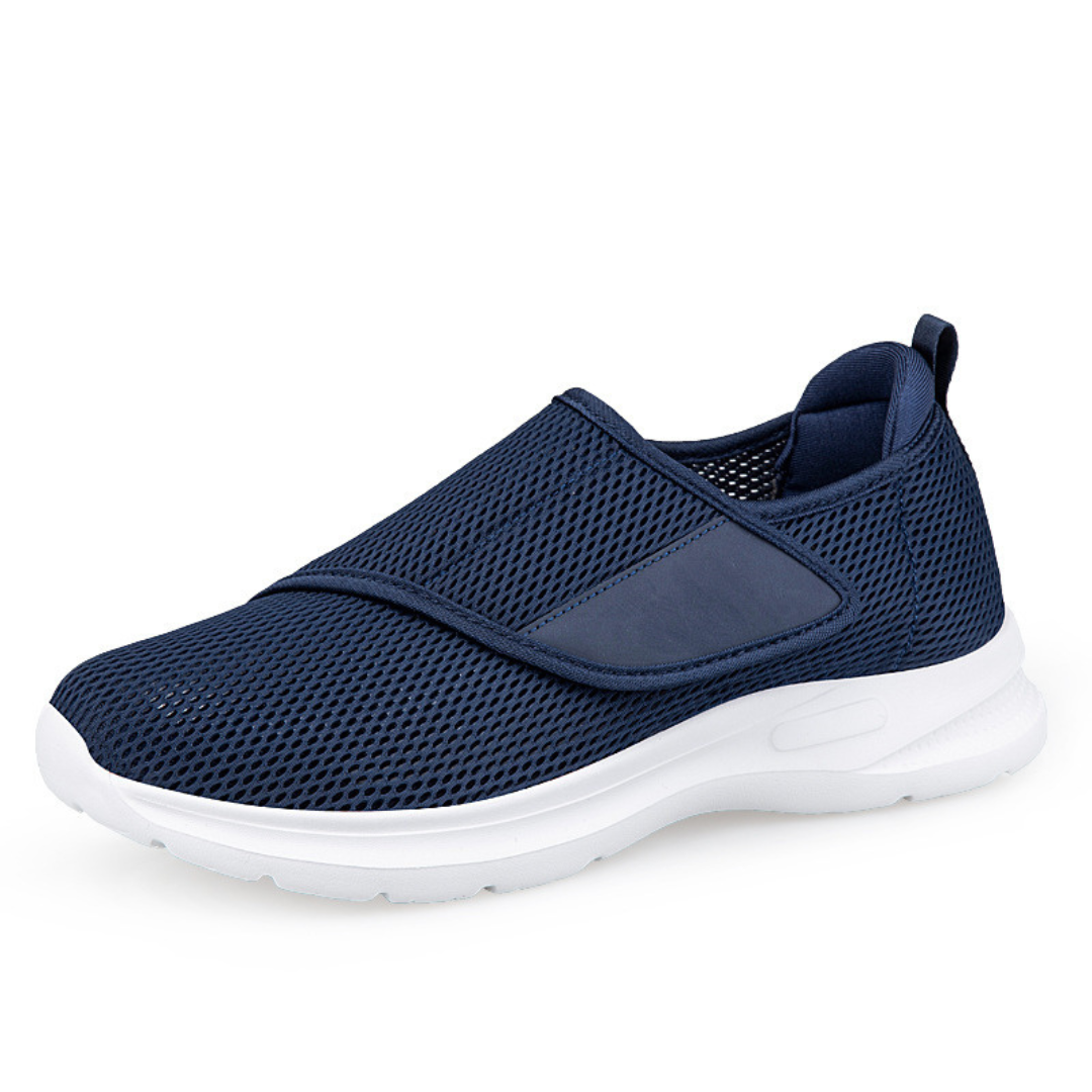 Flexibles Mesh-Material an extrabreiten Herrenschuhen in stilvollem Schwarz