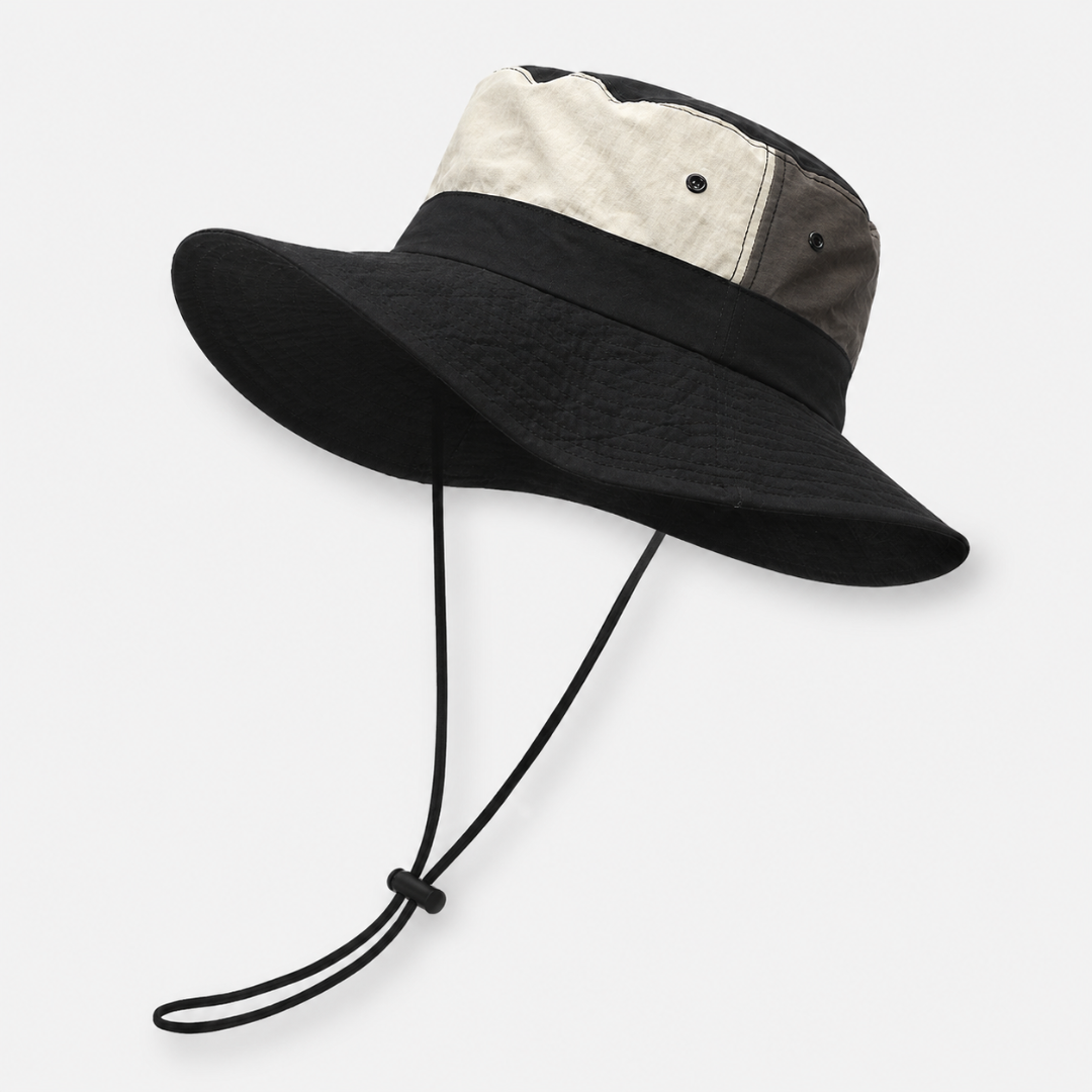 Unisex Outdoor Sonnenhut mit breiter Krempe von vorne im Sonnenschein