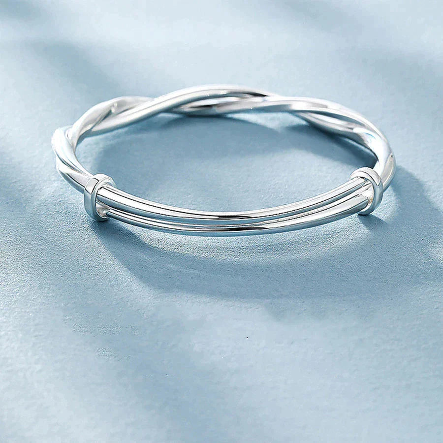 Silberarmreif, gedrehtes Design, eleganter Schmuck, Damenarmband, modisches Accessoire