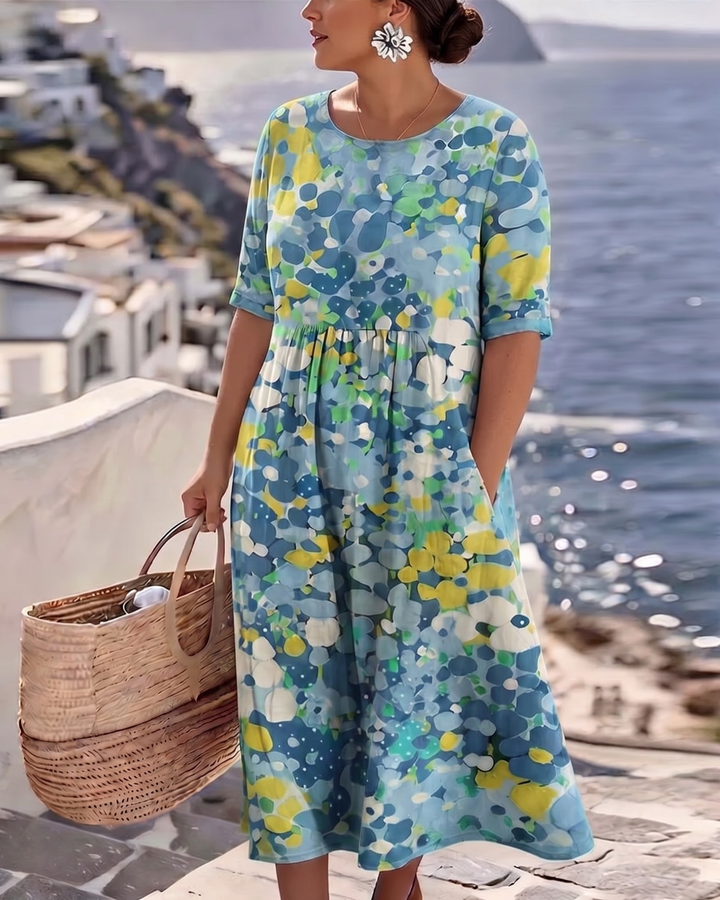 Nahaufnahme des eleganten Sommerkleids in Midi-Länge mit Blumenmotiv