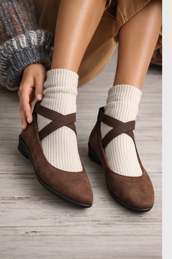 Damen Keilabsatzschuhe in Braun mit gekreuzten Riemen, stilvoll kombiniert für täglichen Komfort.
