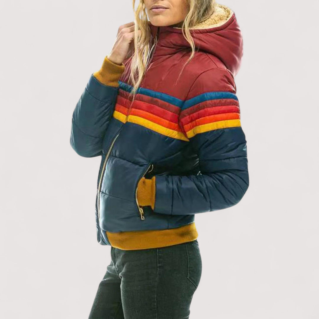 Damen Übergangsjacke mit Kapuze in Vorderansicht, wasserdicht und ideal für schlechtes Wetter