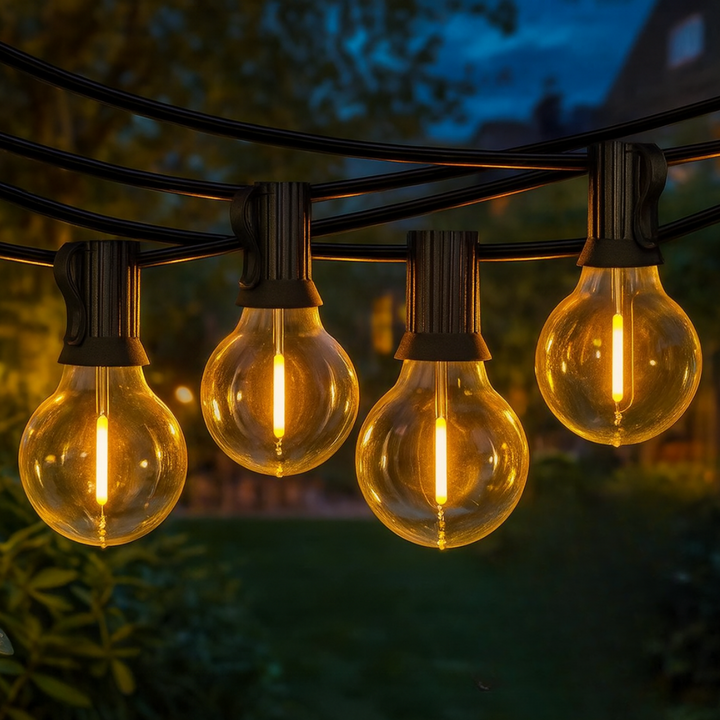 SolaraGlow USB-betriebene Außenbeleuchtung, langlebige LED-Lichterkette für flexible Terrassen-Deko.
