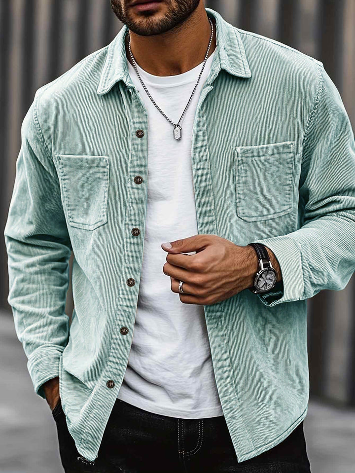 Unifarbene Herren Hemdjacke mit langem Arm und modernem Kragen im Detail