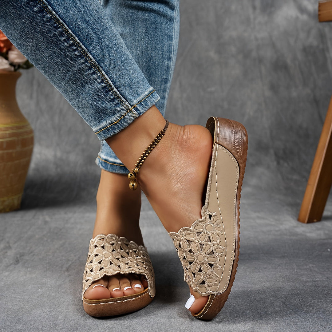 Klassische elegante Slip-On Damen Sandalen mit Blockabsatz, modische Sommerschuhe für Stilbewusste.