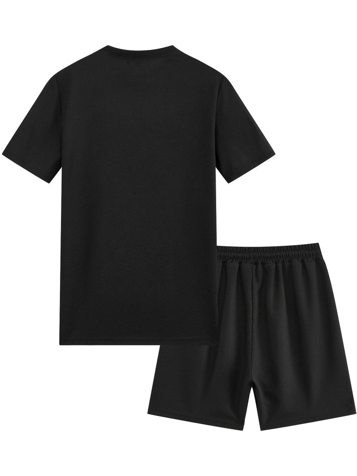 Fitness Outfit für Herren aus Waffelstrick Material, bestehend aus leichtem Shirt und bequemen Shorts