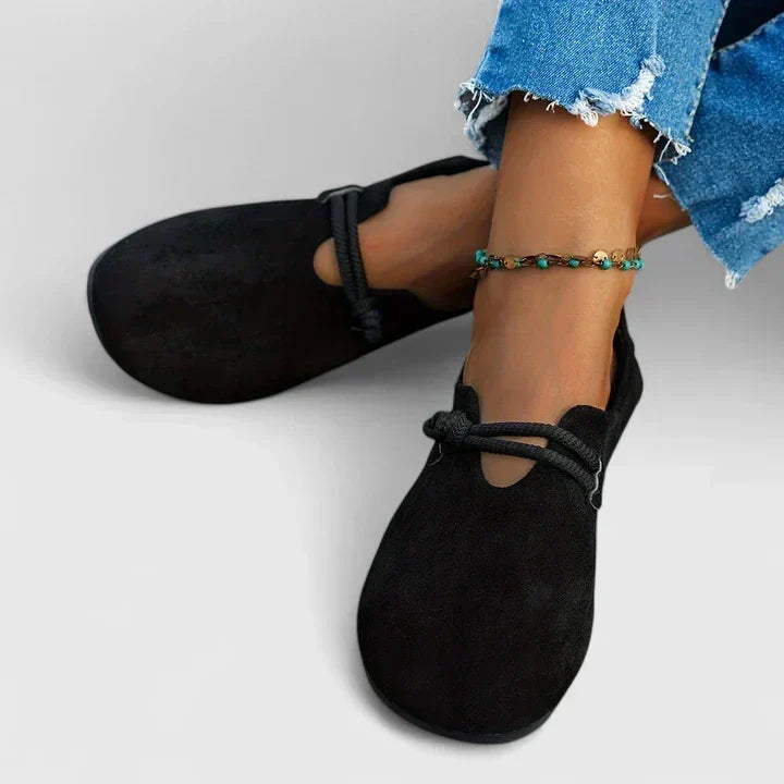 Damen orthopädische Slipper Edith in Schwarz am Fuss getragen