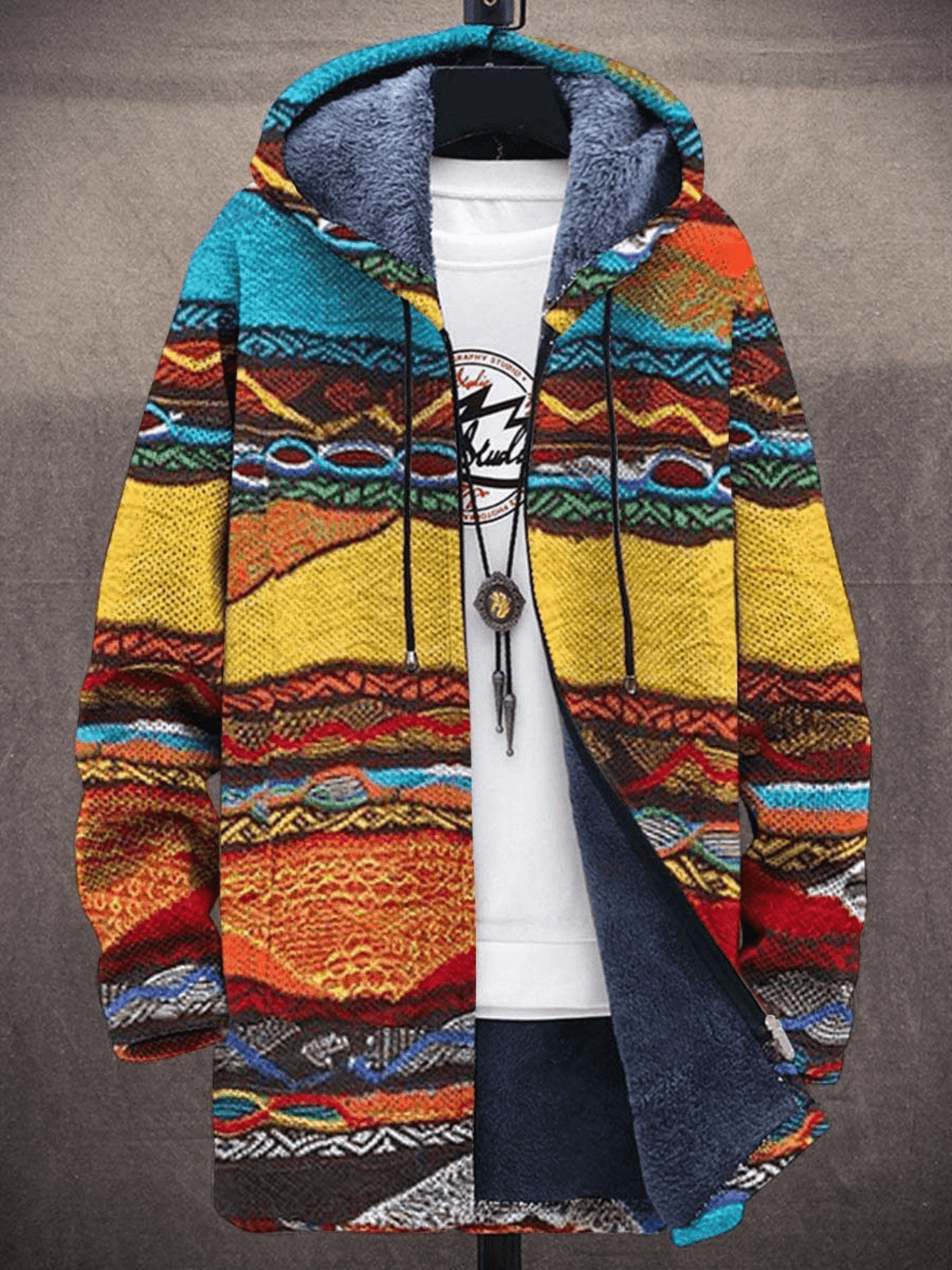 Luxuriöse Damen-Strickjacke im künstlerischen Design