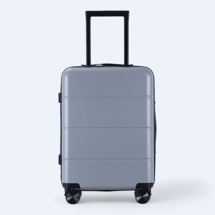 Großer Hartschalen-Trolley in Schwarz, bereit für das Abenteuer, robust und geräumig.