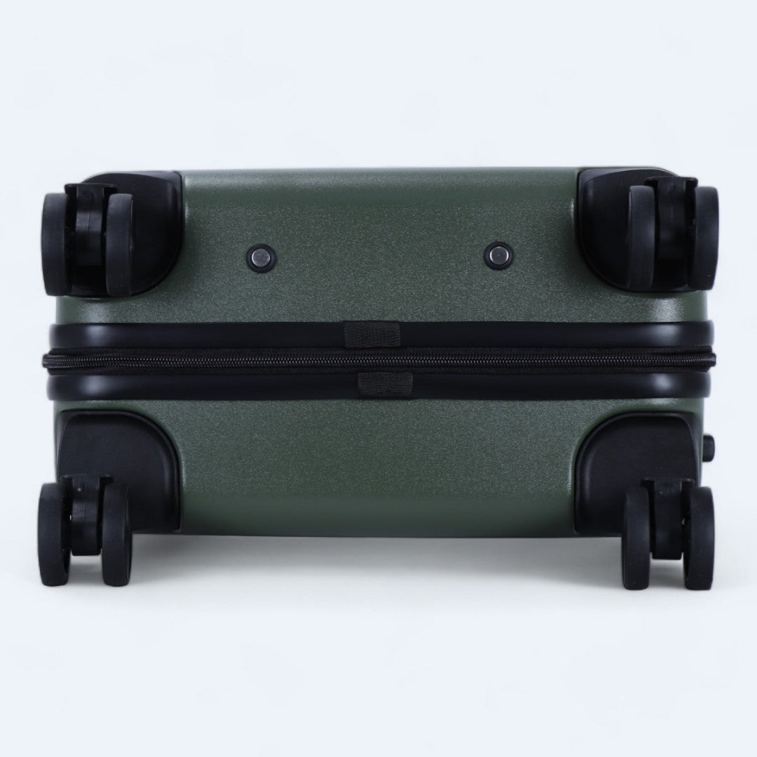 Schwarzer Hartschalen-Koffer mit kratzfester Oberfläche, Teil des robusten Sets.