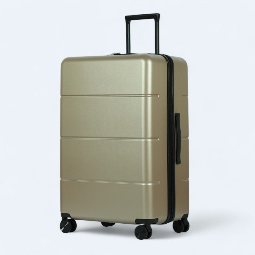 Grauer Hartschalen-Trolley, Seitenansicht, hebt die geringe Tiefe hervor.
