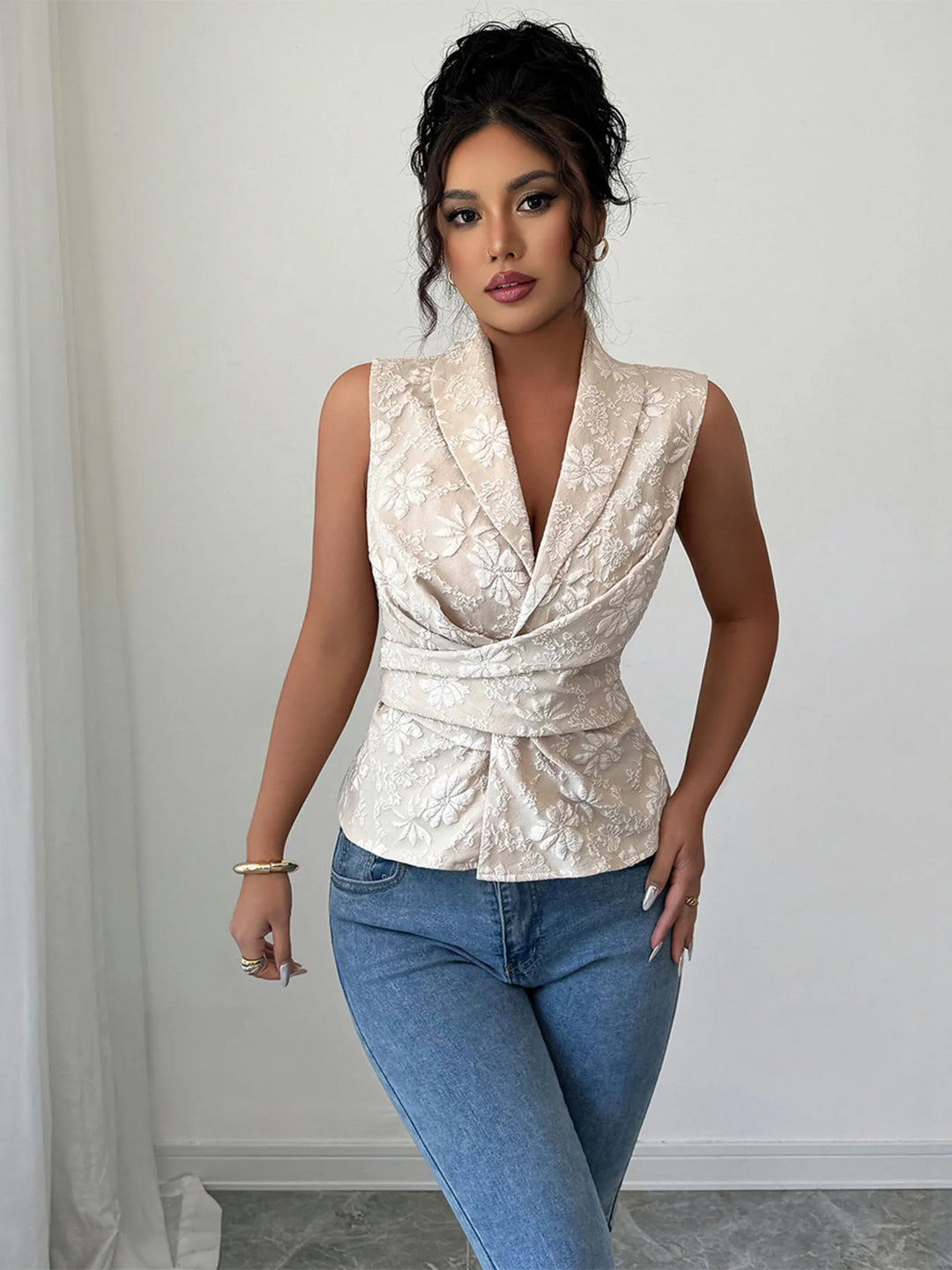 Modisches Damen Top ärmellos mit Blumenmuster freigestellt auf weiß