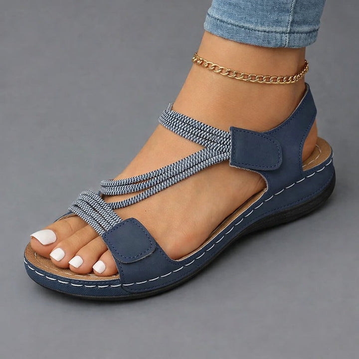Gesamtansicht der leichten Damenschuhe, perfekt für Spaziergänge oder als elegante Sommersandale.