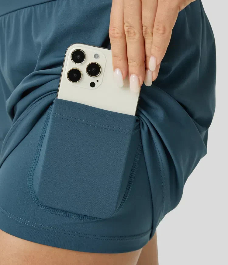 Nahaufnahme der praktischen Seitentasche für Smartphones an den Shorts