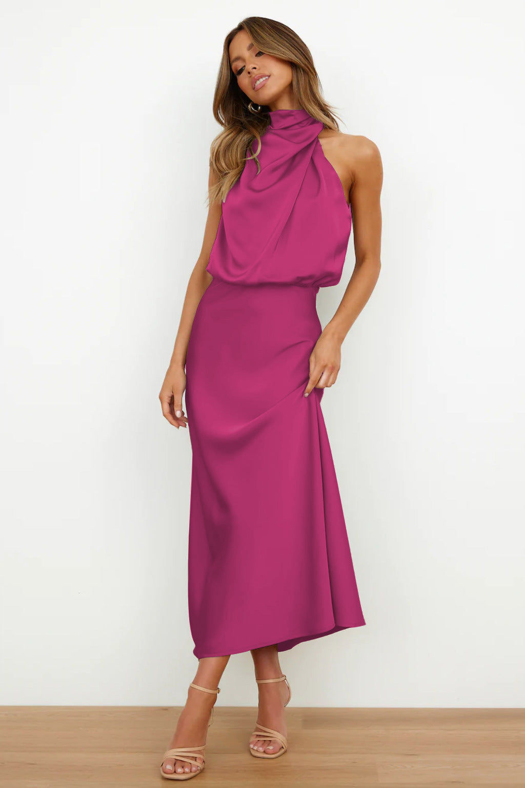 Figurumspielendes Damen Neckholder Midikleid, schmeichelhaft & bequem, ideal für Festlichkeiten.