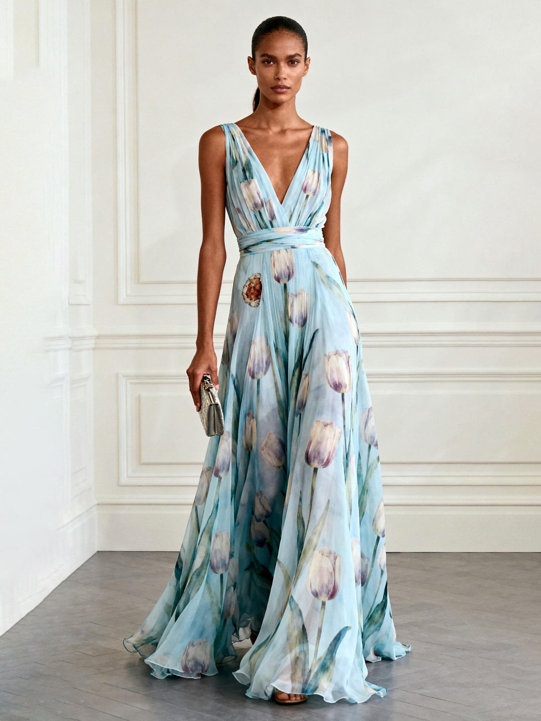 Model trägt blaues Maxikleid mit Tulpenmuster in Frontansicht