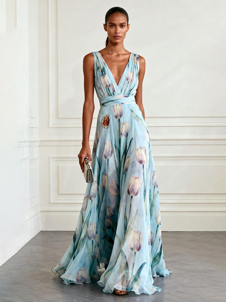 Model trägt blaues Maxikleid mit Tulpenmuster in Frontansicht