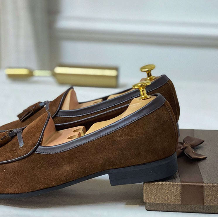 Detailansicht der Quasten und Ziernähte am Herrenschuh