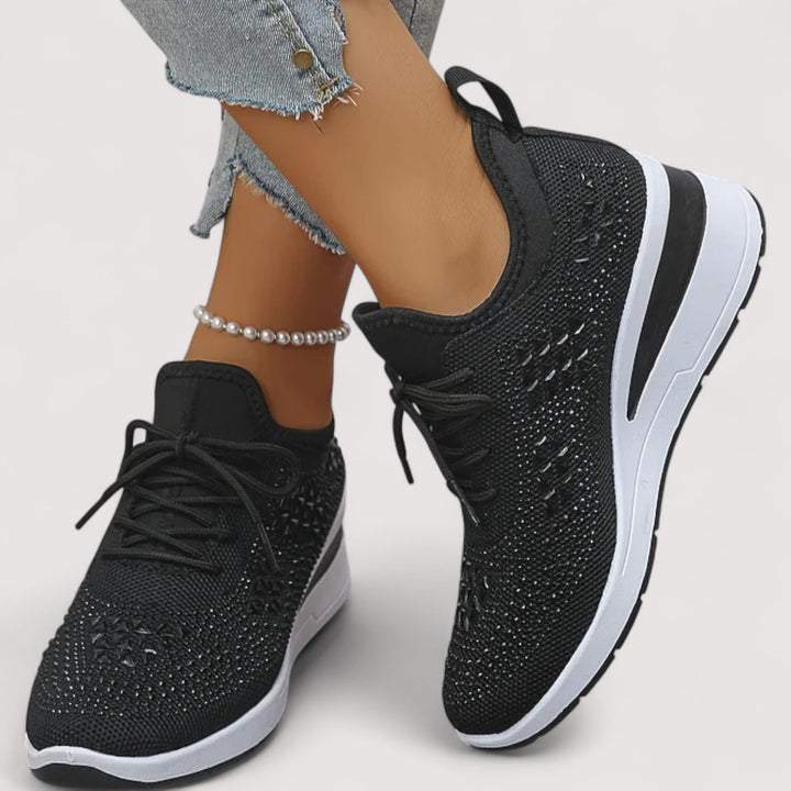 Modische Damen Freizeitschuhe in Weiß mit glitzernden Akzenten für einen eleganten Look.