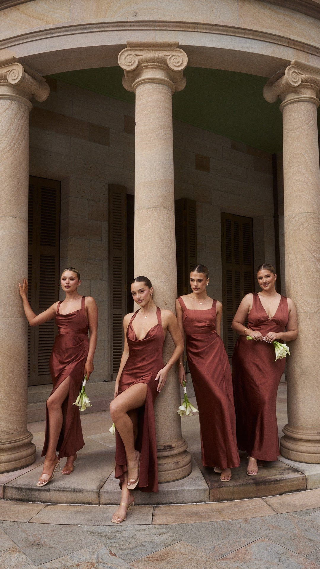 Braunes Abendkleid für Damen. Elegantes Maxikleid, bodenlang, mit eckigem Ausschnitt. Ideal für Hochzeitsgäste.