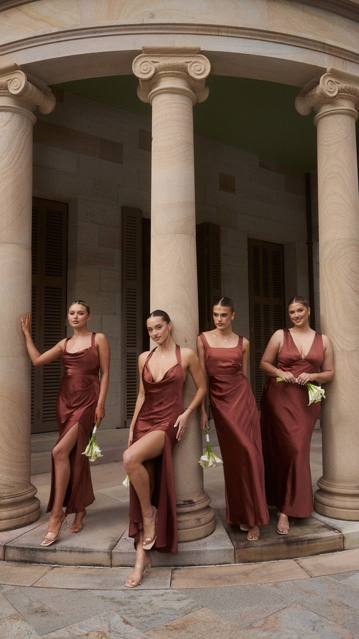 Braunes Abendkleid für Damen. Elegantes Maxikleid, bodenlang, mit eckigem Ausschnitt. Ideal für Hochzeitsgäste.