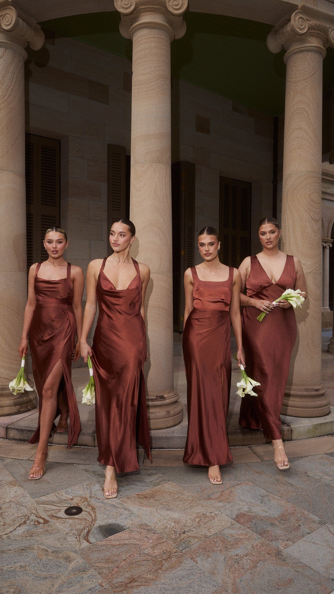 Abendkleid Damen: braunes, elegantes Maxikleid mit eckigem Ausschnitt. Perfekt für Hochzeitsgäste und Feiern.