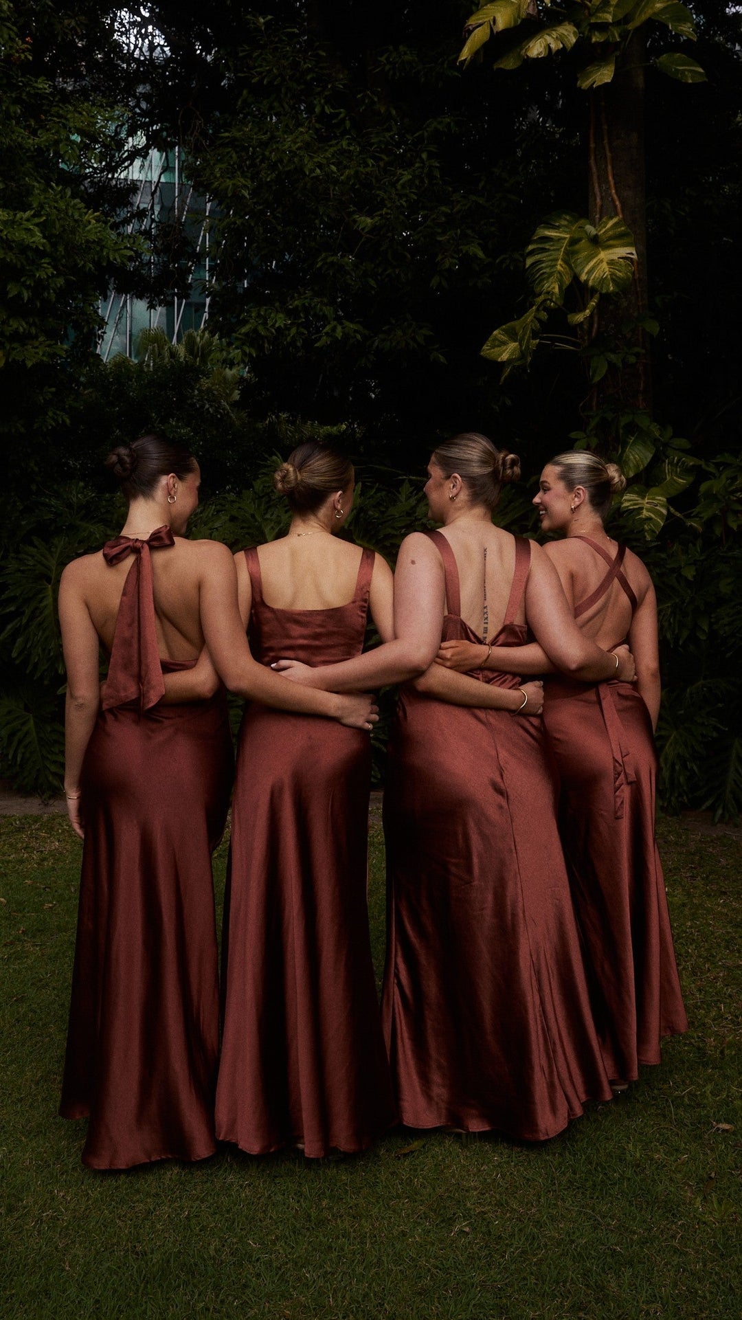 Elegantes braunes Damen Abendkleid mit eckigem Ausschnitt. Maxikleid für besondere Anlässe.