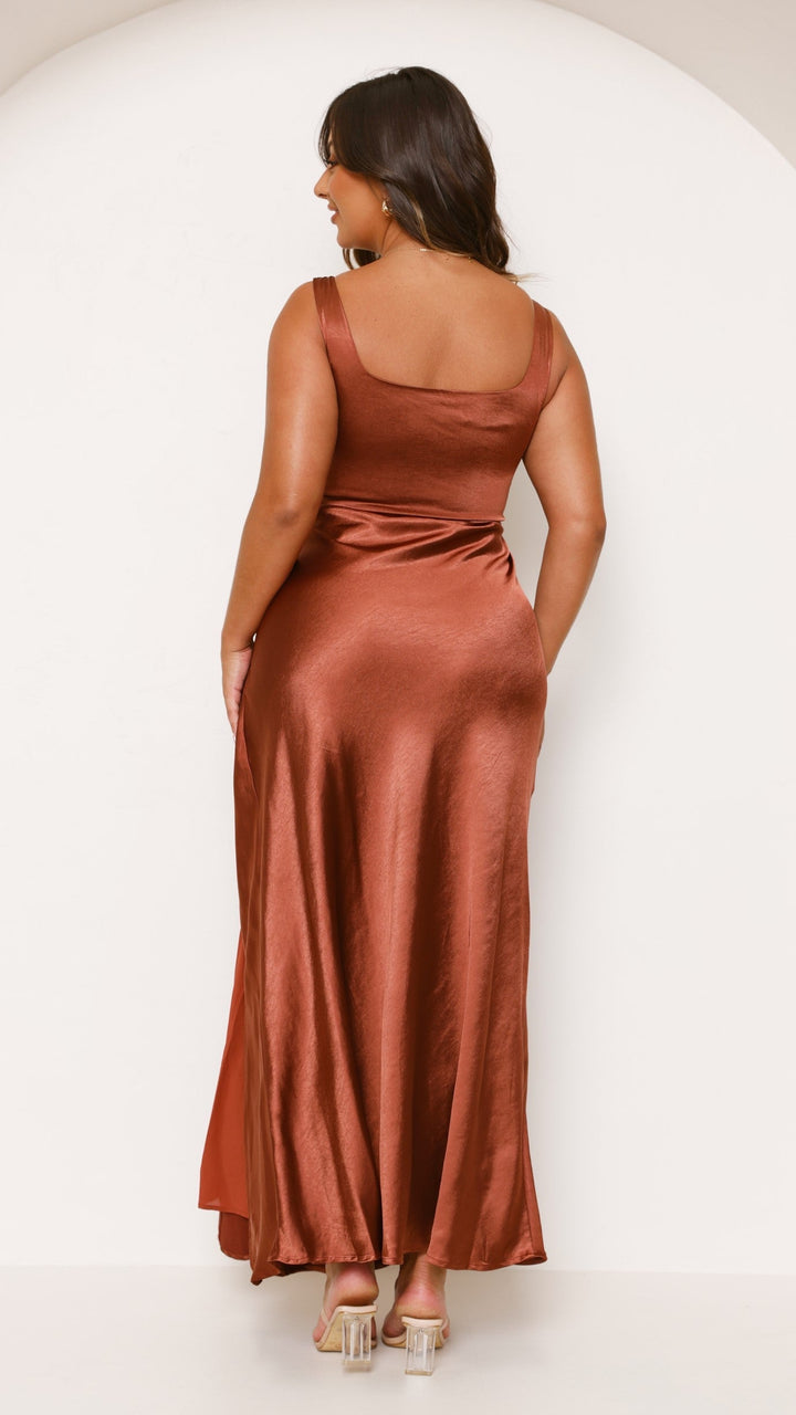Elegantes braunes Damenkleid mit eckigem Ausschnitt. Festliches Maxikleid, bodenlang, für besondere Anlässe.