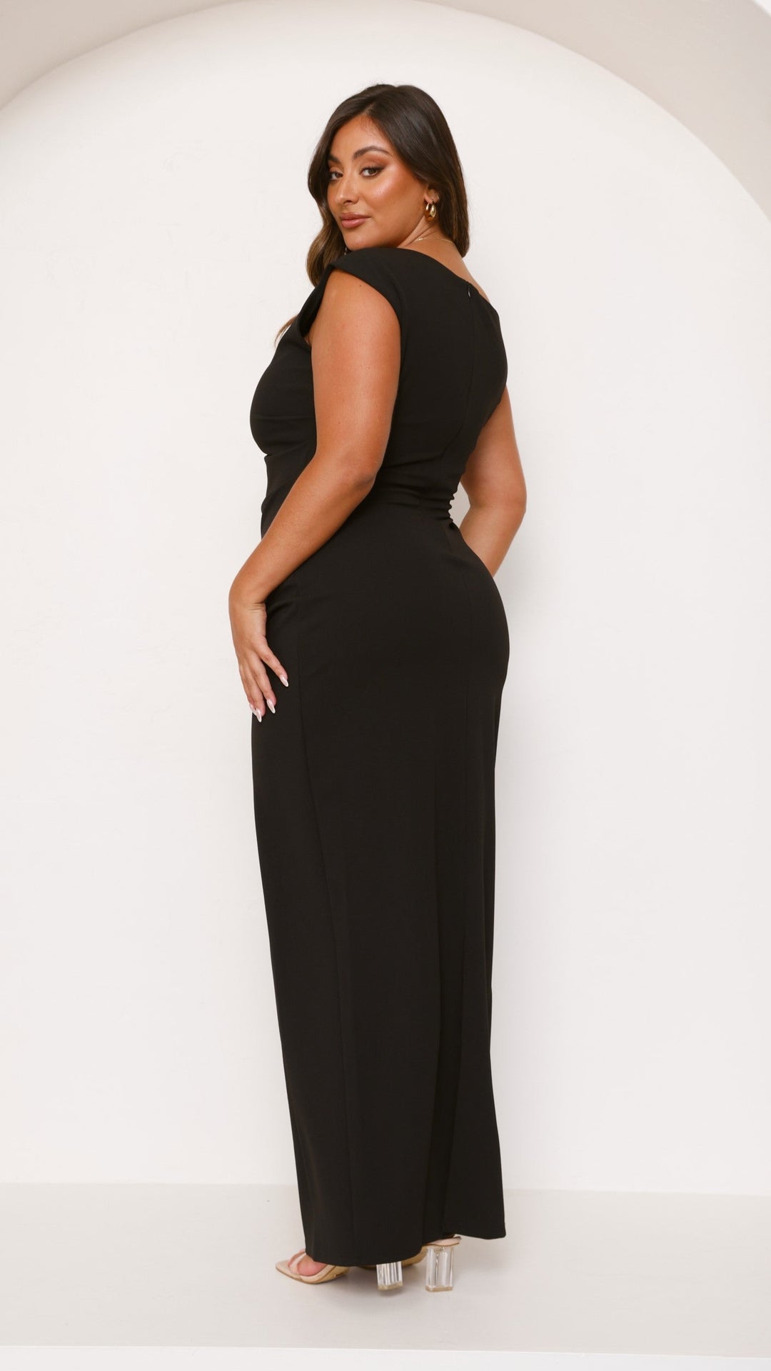 Asymmetrisches schwarzes Partykleid, figurbetont, ein Muss für jede Feier.