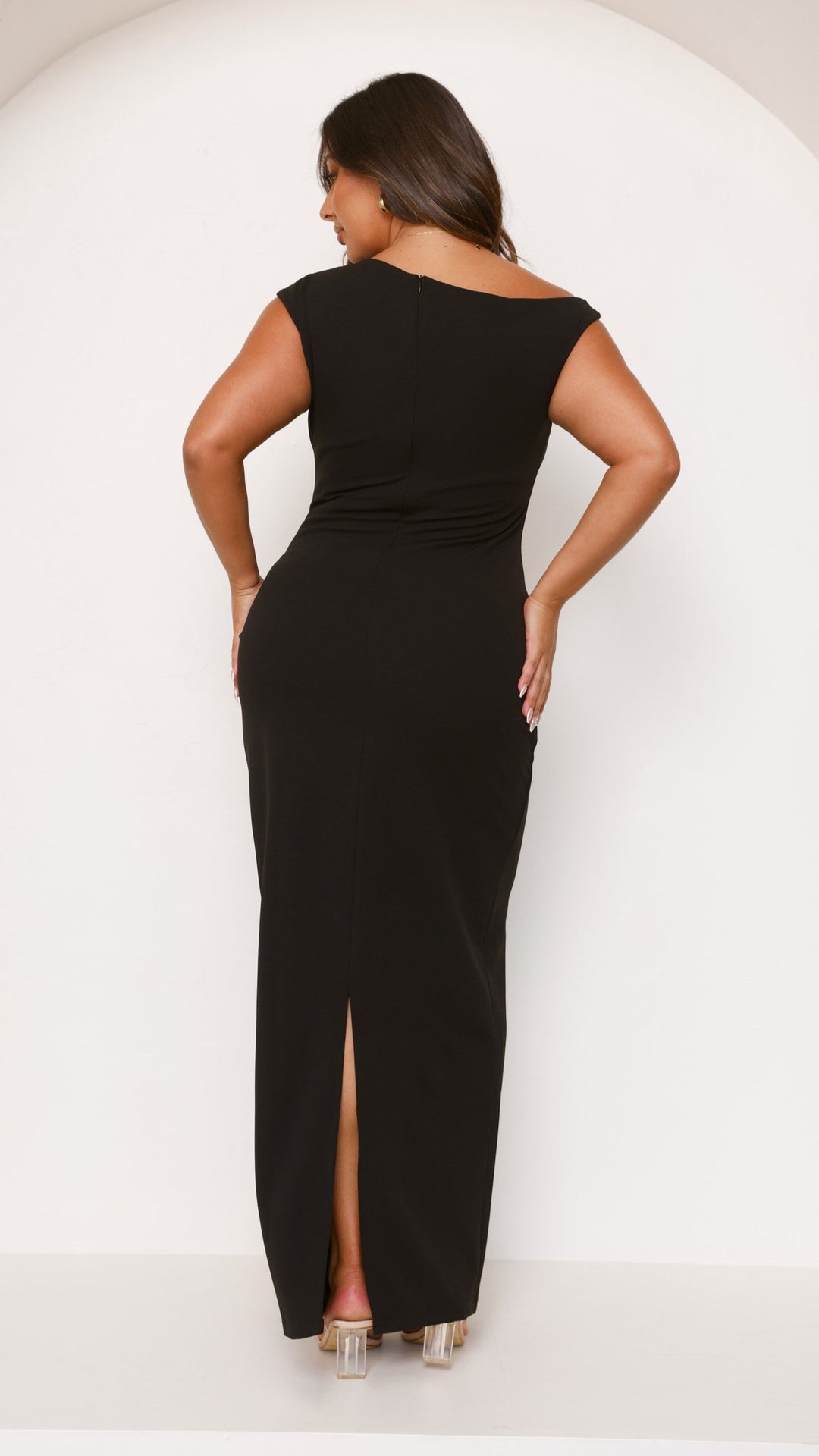 Langes schwarzes Damenkleid, ärmellos, ideal als elegantes Abendkleid.