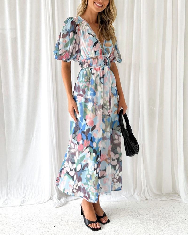 Elegantes Sommerkleid mit Blumenmuster beim Tragen