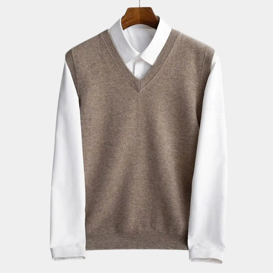 Beige Herren Strickweste mit V-Ausschnitt auf weissem Hemd präsentiert