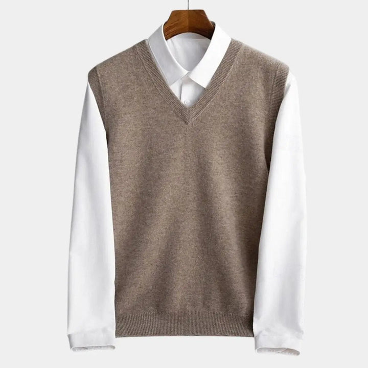 Beige Herren Strickweste mit V-Ausschnitt auf weissem Hemd präsentiert