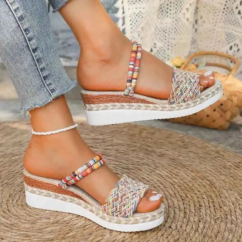 Bequeme bunte Damen Keilsandale, ideal als Alltagssandale oder Freizeitschuh. Ergonomisch für hohen Komfort.
