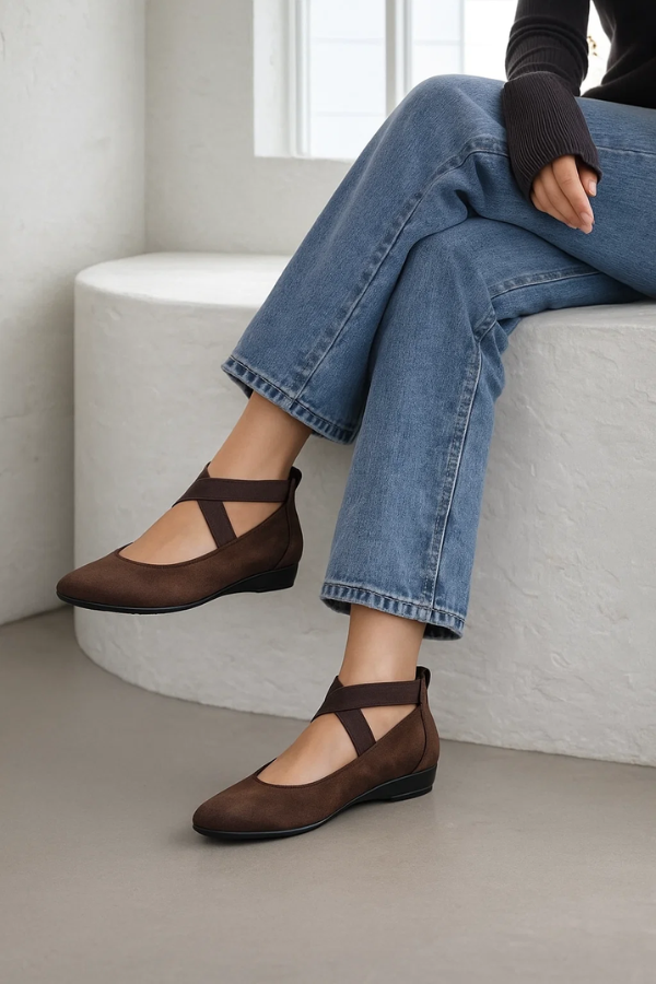 Braune Keilabsatzschuhe für Damen, lässig mit Jeans getragen, unterstreichen vielseitigen Stil.