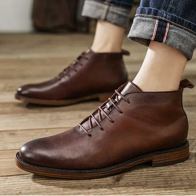 Klassische braune Herren Business Stiefel mit Zuglasche, stilvoll und komfortabel für lange Tage.