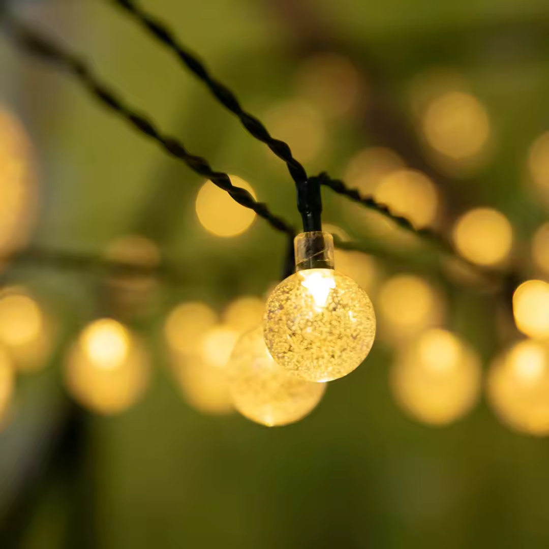 Stimmungsvolle Solar Kristall Lichterkette. Warmes LED Licht für entspannte Outdoor-Momente & festliche Garten-Deko.