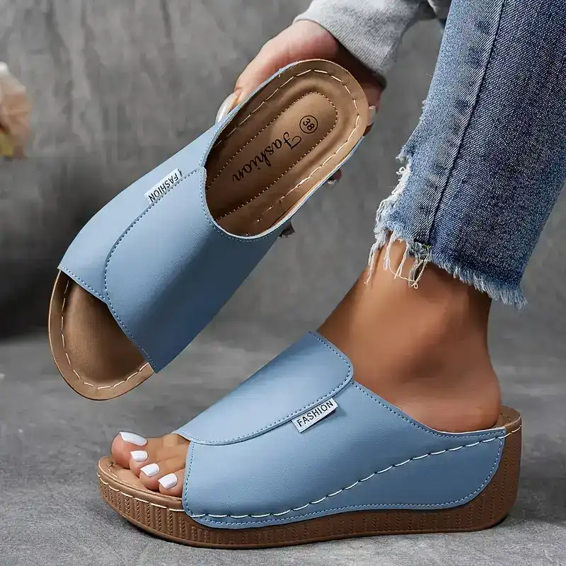 Damen orthopädische Sandalen mit Keilabsatz im Detail, bequeme Sommerschuhe mit Fußgewölbeunterstützung.
