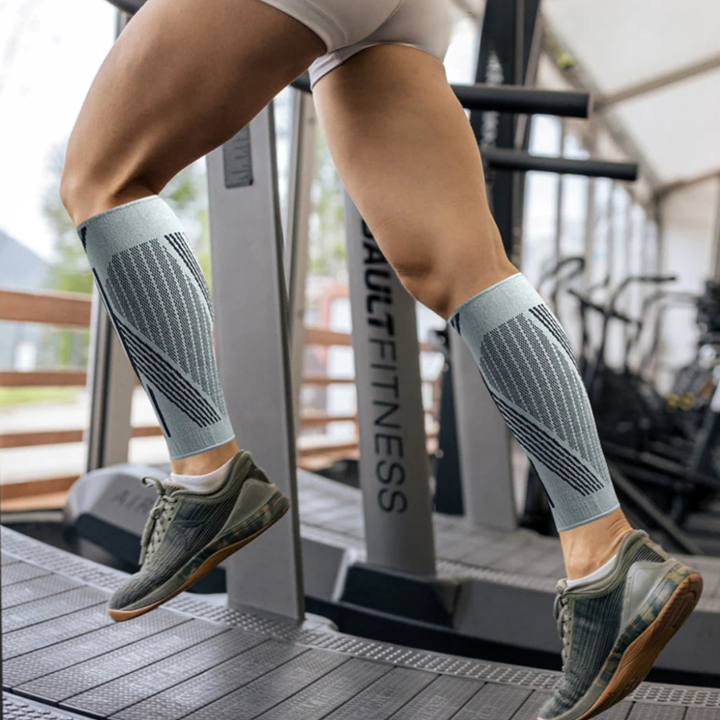 Paar Kompressions-Wadenbandagen in Schwarz und Grau für Fitness und Ausdauersport