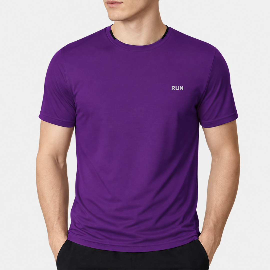 Detailaufnahme eines lila Herren Sportshirts mit Rundhalsausschnitt.